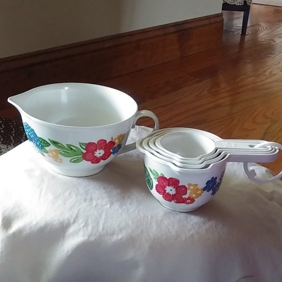 The Pioneer Woman Other - Fab set of measuring cups and mixing bowl, nice!